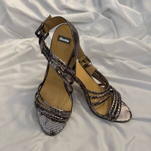 EUC Bata Metallic Gunmetal Silver Snakeskin Strappy Leather Stiletto Sandals